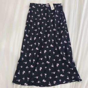 Francesca’s Mi Ami Midi Skirt - black with purple flowers - size medium